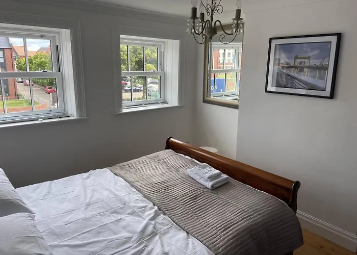 Grammar School Yard Four Bedroom Free Parking