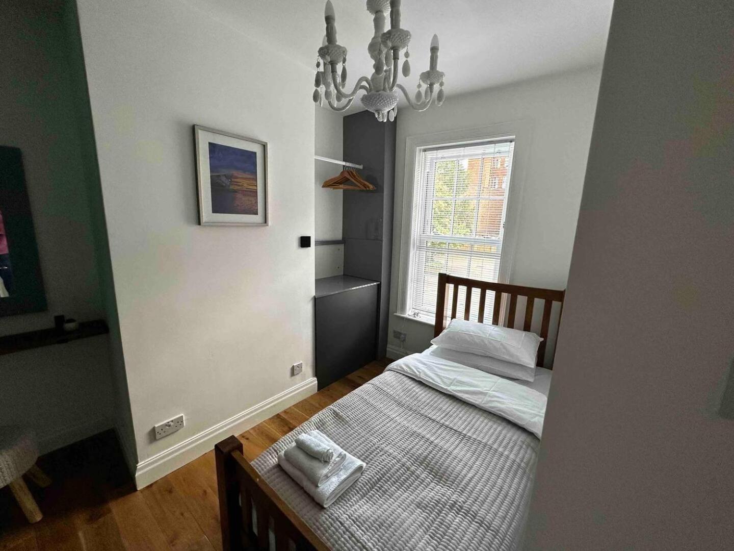 Hébergement de vacances Grammar School Yard Four Bedroom Free Parking