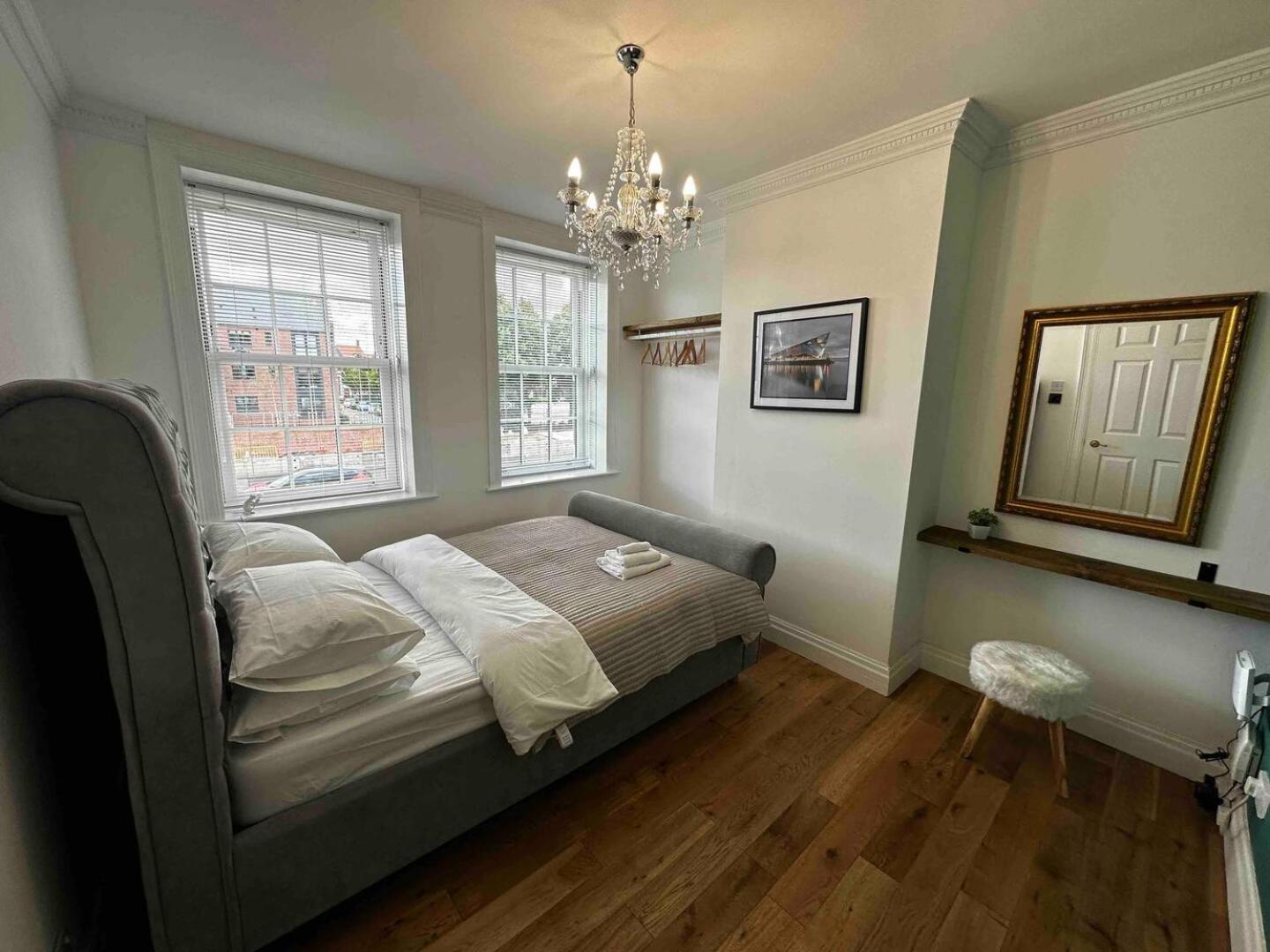 Hébergement de vacances Grammar School Yard Four Bedroom Free Parking *