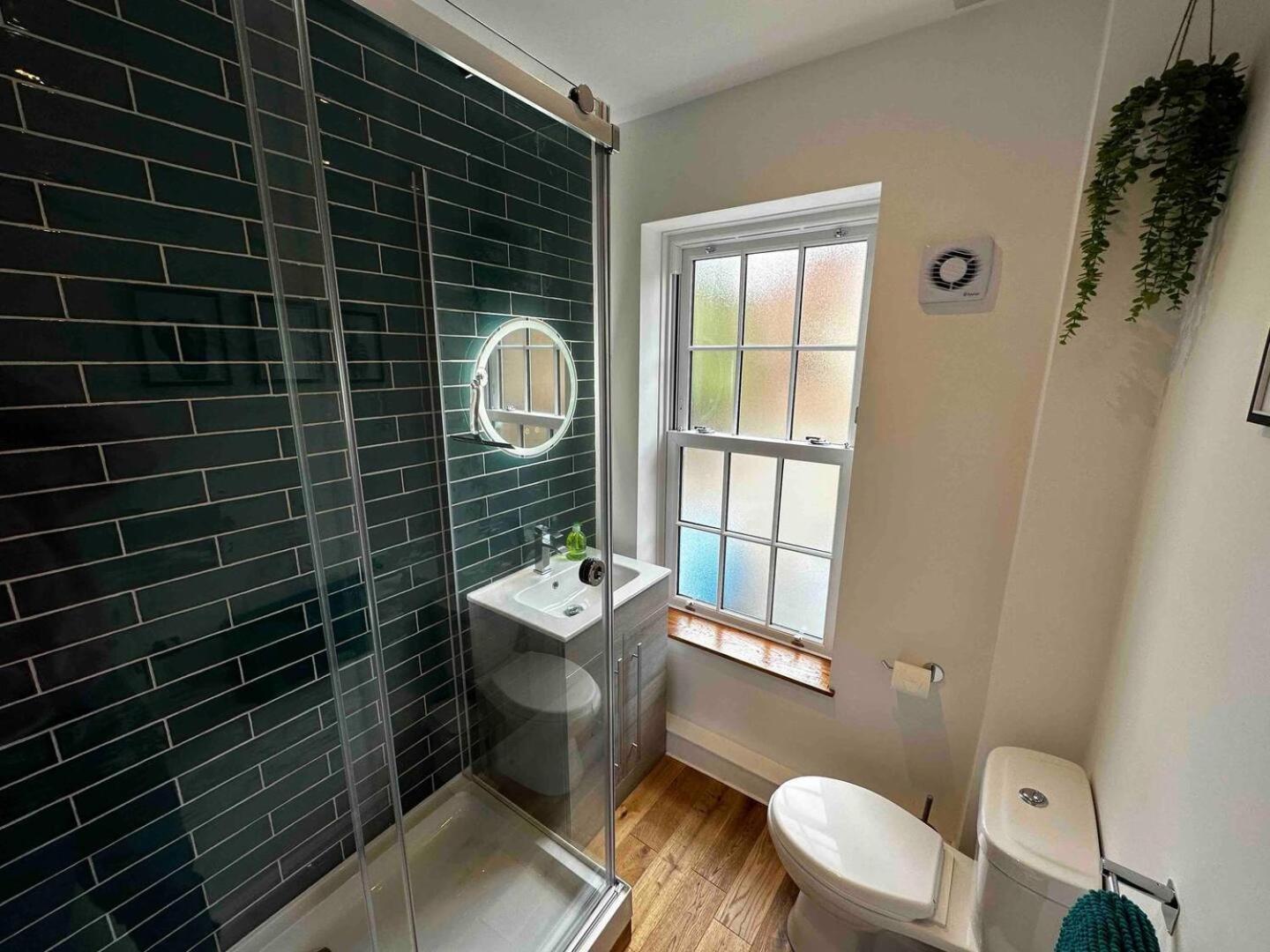 Hébergement de vacances Grammar School Yard Four Bedroom Free Parking *
