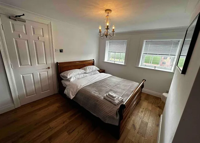 Grammar School Yard Four Bedroom Free Parking