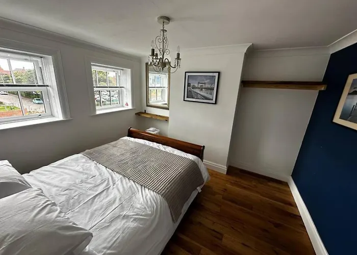 Grammar School Yard Four Bedroom Free Parking