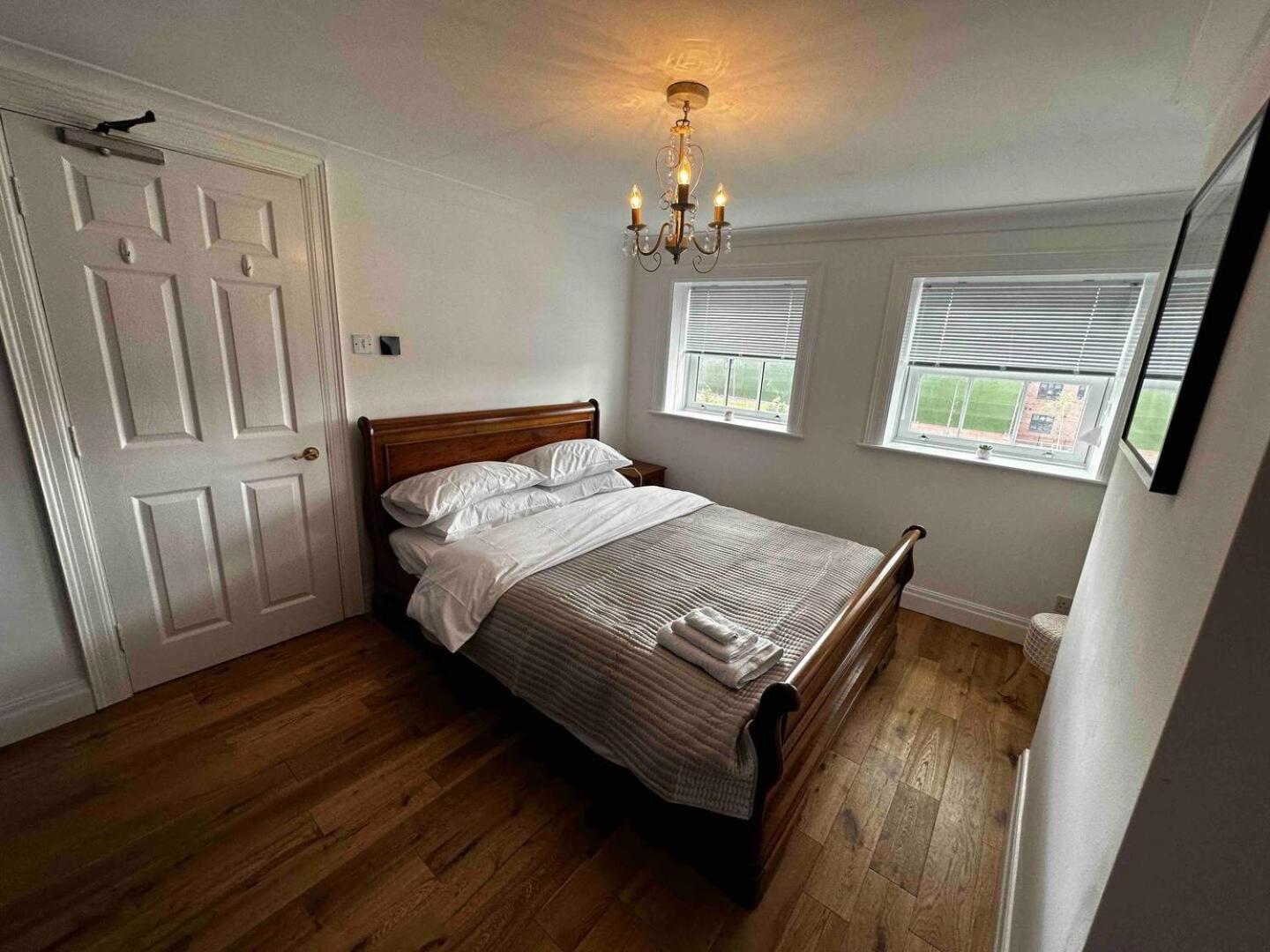 Grammar School Yard Four Bedroom Free Parking Holiday home