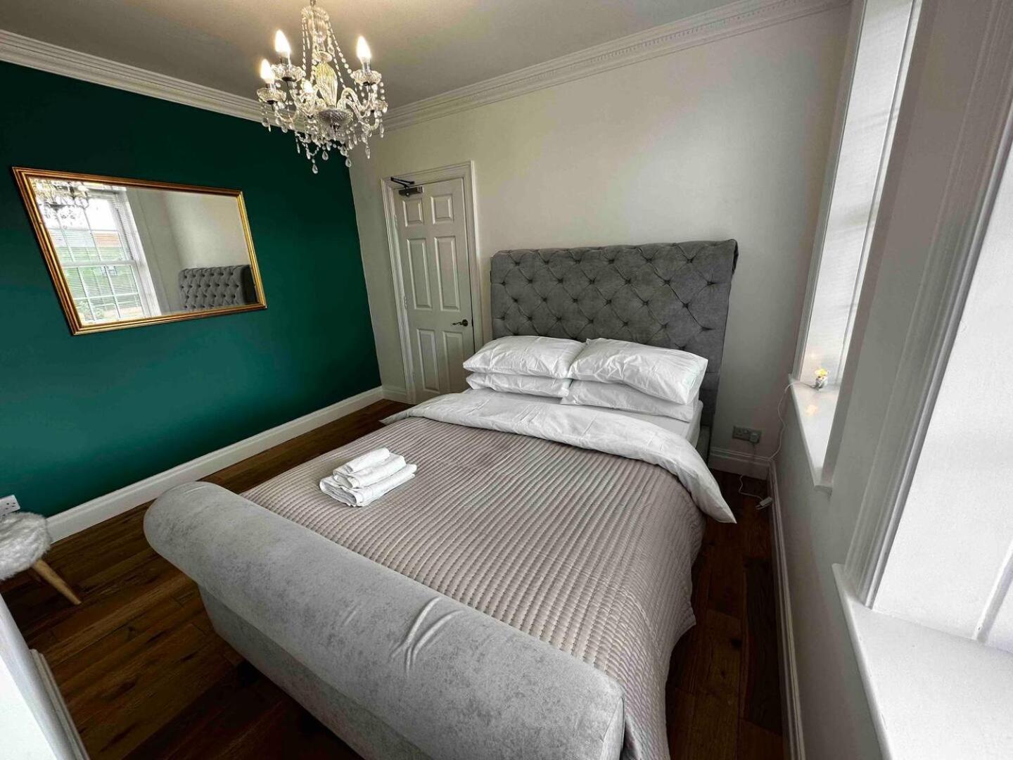 Grammar School Yard Four Bedroom Free Parking Holiday home Kingston upon Hull